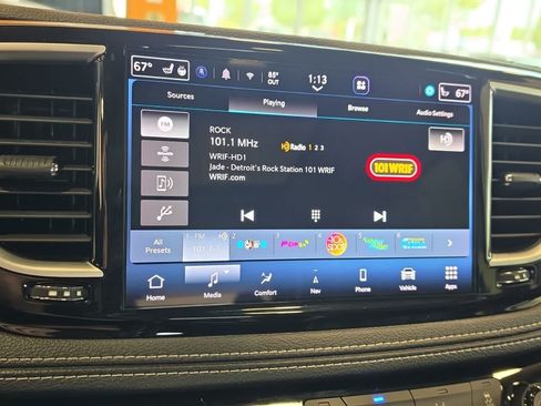 Used 2023 Chrysler Pacifica Limited FWD image 31
