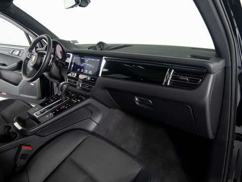 Certified 2025 Porsche Macan image 28