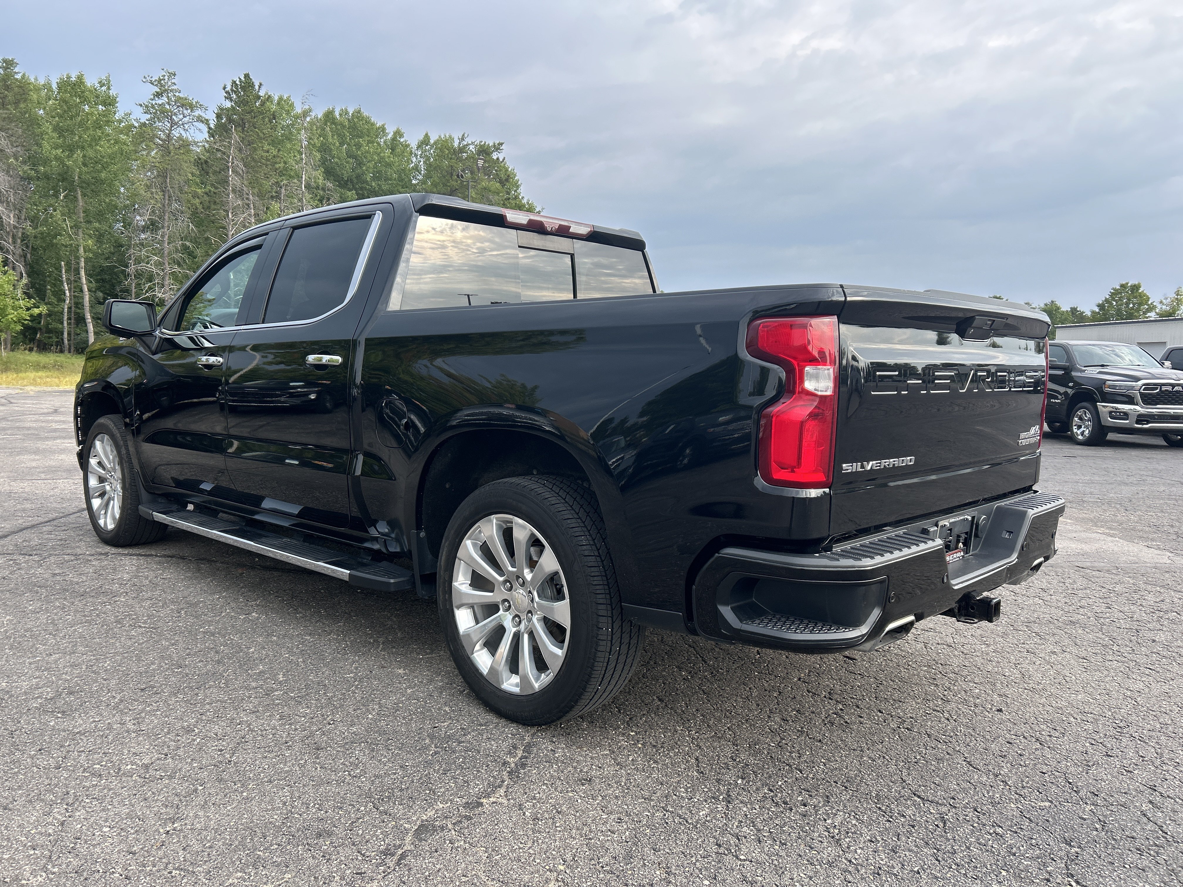 Used 2020 Chevrolet Silverado 1500 High Country w/ Technology Package AWD/4WD image 5