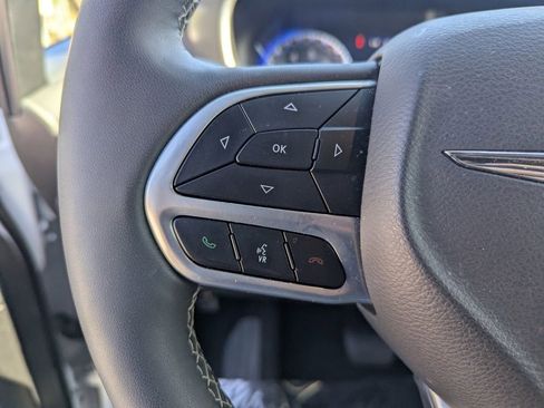 Used 2025 Chrysler Pacifica Select image 29