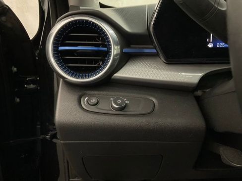 Used 2025 Chevrolet Trax LT w/ LT Convenience Package FWD image 14