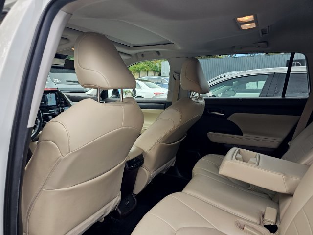 Used 2021 Toyota Highlander XLE AWD/4WD image 8