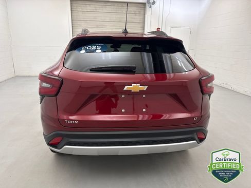 Certified 2025 Chevrolet Trax LT w/ Driver Confidence Package FWD image 5