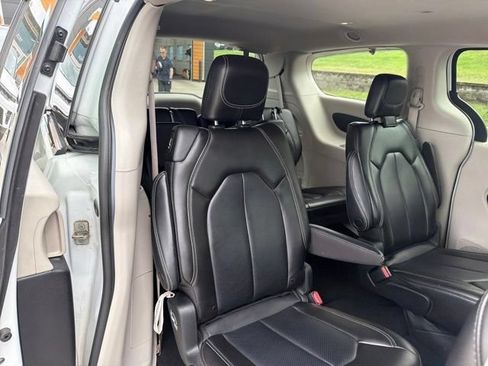Used 2023 Chrysler Pacifica Touring-L FWD image 32