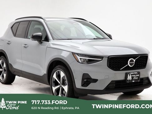 Used 2025 Volvo XC40 B5 Plus image 1