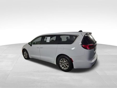Used 2024 Chrysler Pacifica Touring-L FWD image 10