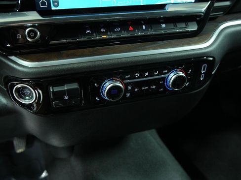 Used 2025 GMC Sierra 1500 SLT AWD/4WD image 50