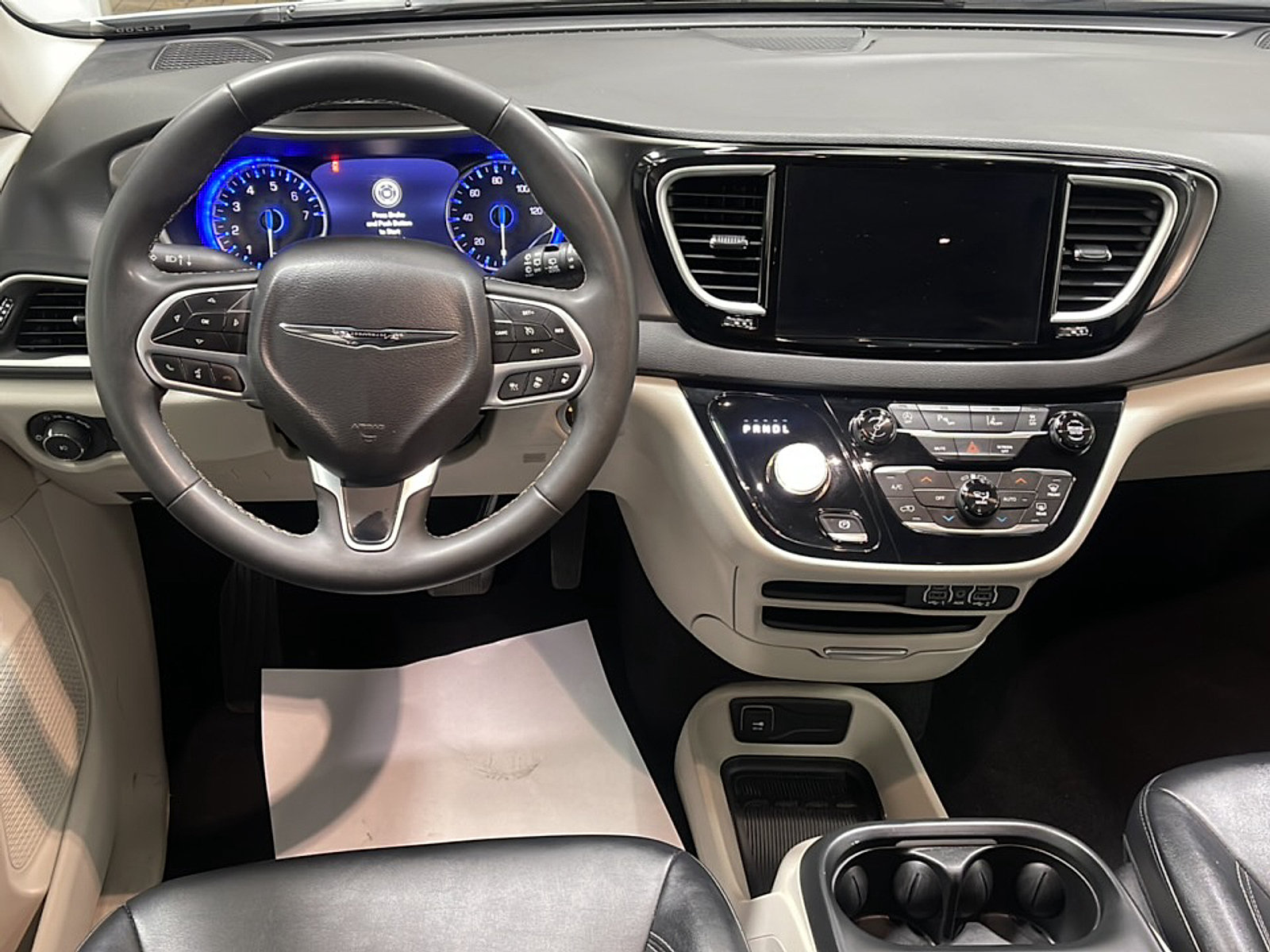 Used 2024 Chrysler Pacifica Touring-L FWD image 3