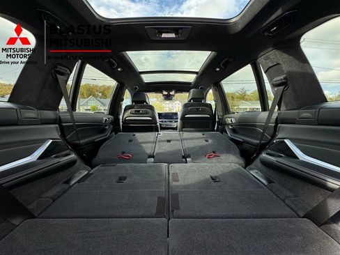Used 2025 BMW X7 M60i w/ Climate Comfort Package image 33