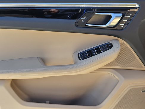 Certified 2025 Porsche Macan image 22