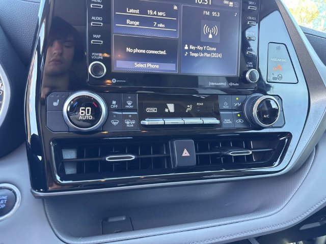 Used 2021 Toyota Highlander XLE FWD image 27