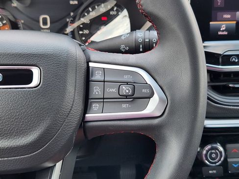 Used 2025 Jeep Compass Trailhawk AWD/4WD image 18