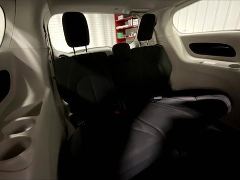 Used 2017 Chrysler Pacifica Touring image 28