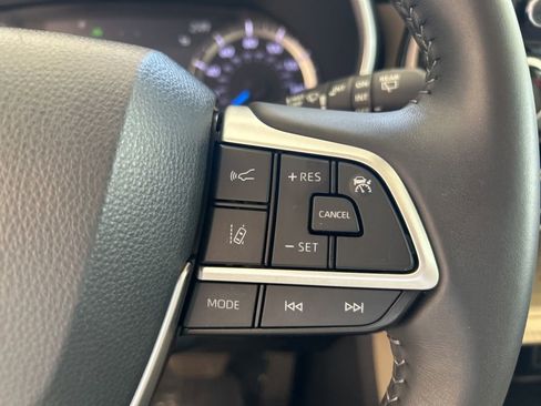 Used 2024 Toyota Highlander XLE AWD/4WD image 45