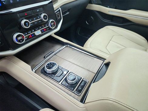 Used 2023 Ford Expedition Limited image 18