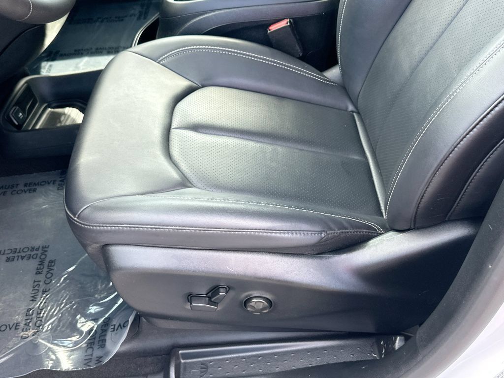 Used 2025 Chrysler Pacifica Select FWD image 18