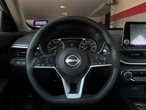 Used 2025 Nissan Altima 2.5 SV FWD image 30