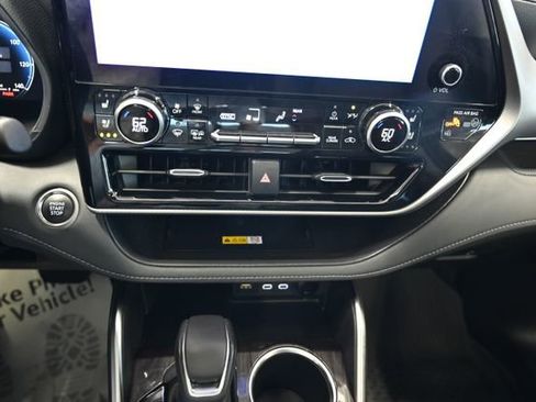 Used 2025 Toyota Highlander Platinum image 19