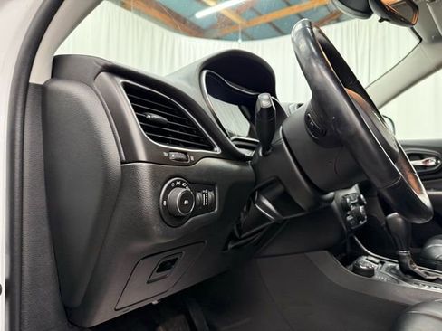 Used 2019 Jeep Cherokee Trailhawk w/ Cold Weather Group image 16