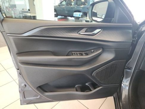 Certified 2025 Jeep Grand Cherokee Laredo w/ Luxury Tech Group I RWD image 23