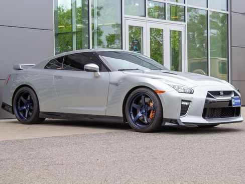 Used 2020 Nissan GT-R Premium w/ Premium Interior Package AWD/4WD image 3