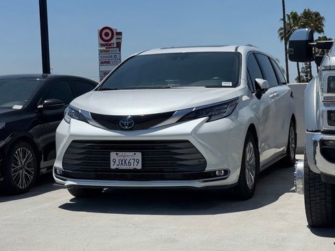 Used 2024 Toyota Sienna Limited FWD image 3