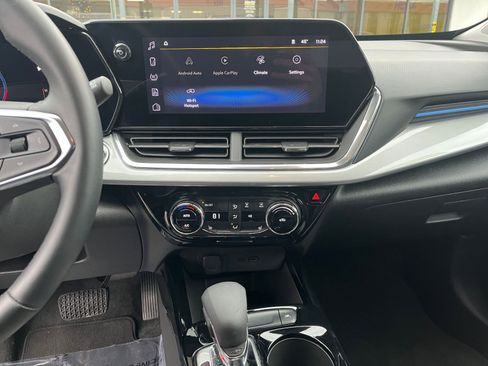 Used 2025 Chevrolet Trax LT w/ LT Convenience Package image 18