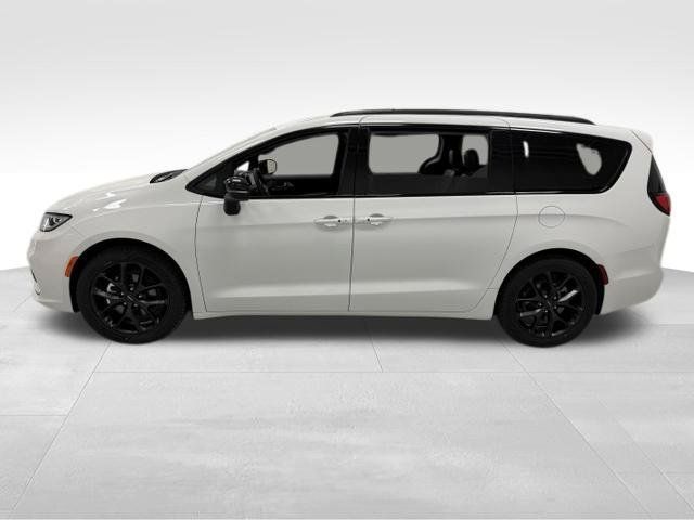 Used 2025 Chrysler Pacifica Limited FWD image 2