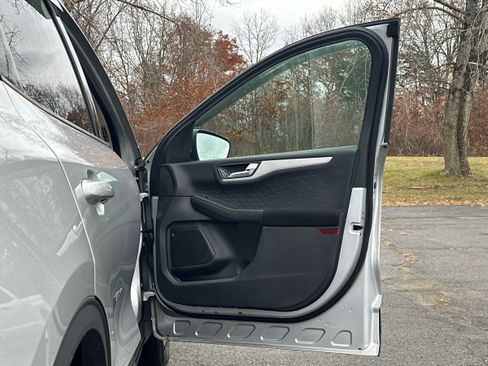 Used 2020 Ford Escape SE image 33