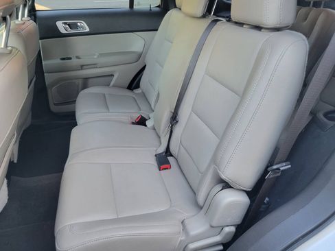 Used 2015 Ford Explorer XLT w/ Equipment Group 202B AWD/4WD image 8