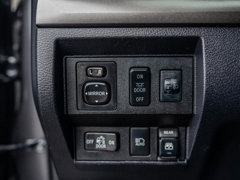 Used 2018 Toyota Tundra SR5 w/ SR5 Upgrade Package image 18