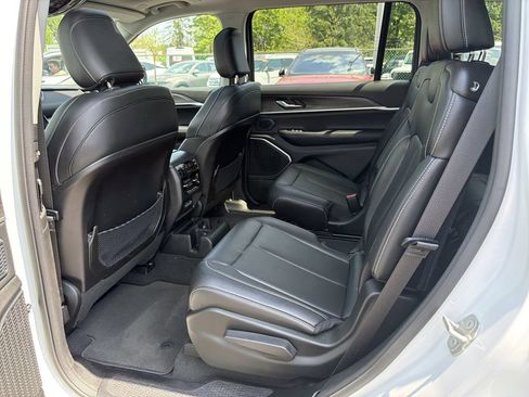 Used 2023 Jeep Grand Cherokee L Limited AWD/4WD image 13