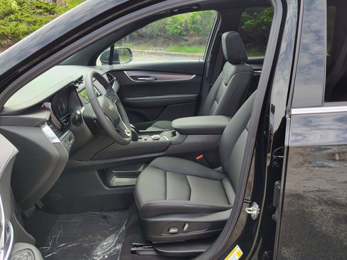 New 2025 Cadillac XT6 Luxury image 9