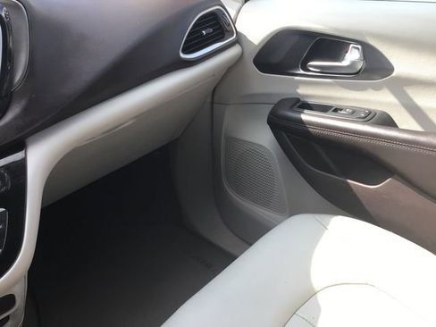 Used 2017 Chrysler Pacifica Touring-L FWD image 36