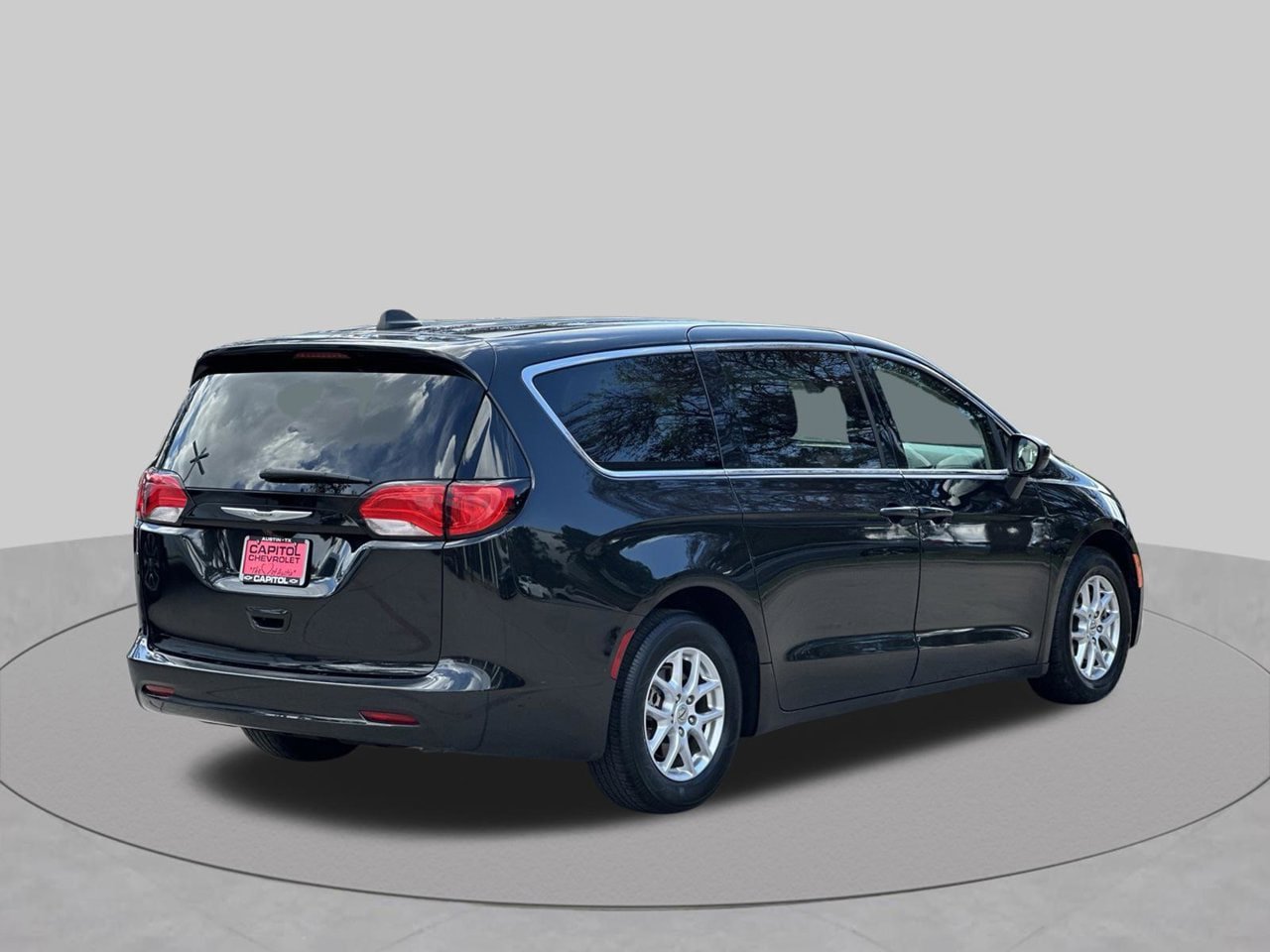 Used 2023 Chrysler Voyager LX FWD image 5