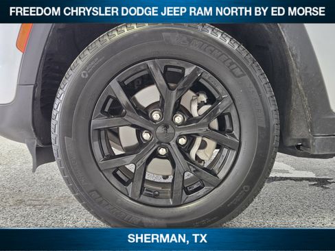 Used 2025 Jeep Grand Cherokee Altitude AWD/4WD image 7