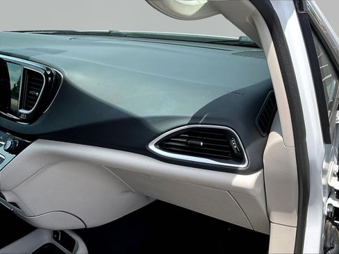 Used 2024 Chrysler Pacifica Touring-L FWD image 27