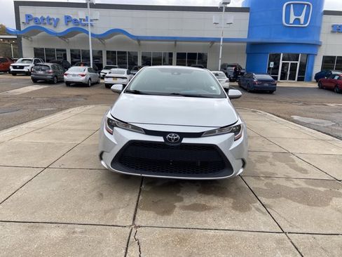 Used 2020 Toyota Corolla LE image 3