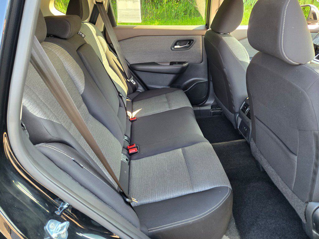 Used 2023 Nissan Rogue SV FWD image 10