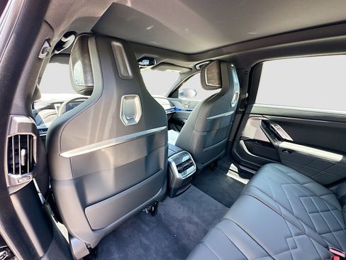 Used 2024 BMW i7 xDrive60 w/ Executive Package image 27