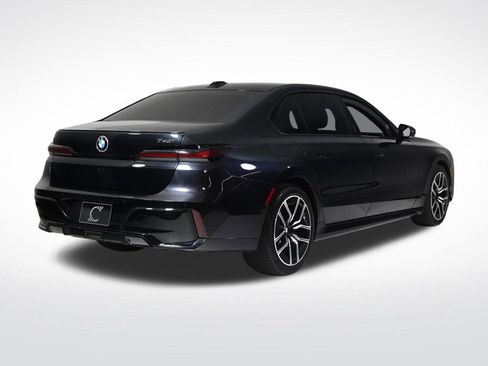 Used 2023 BMW 740i w/ Parking Assistance Package image 5