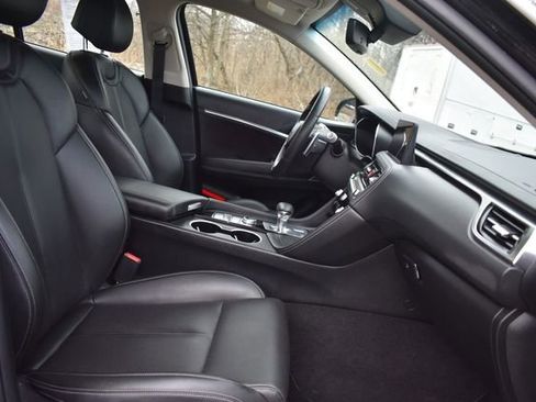 Used 2025 Genesis G70 2.5T image 13