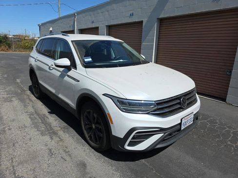 Used 2023 Volkswagen Tiguan SE FWD image 2
