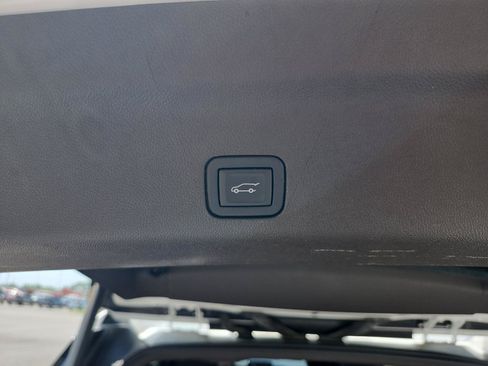 Used 2023 GMC Yukon SLT AWD/4WD image 11