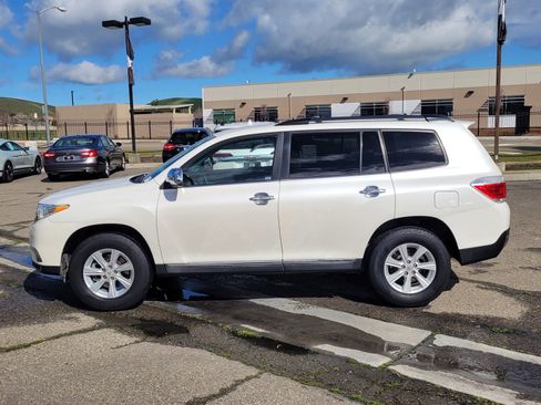 Used 2012 Toyota Highlander FWD w/ Tech Pkg image 7