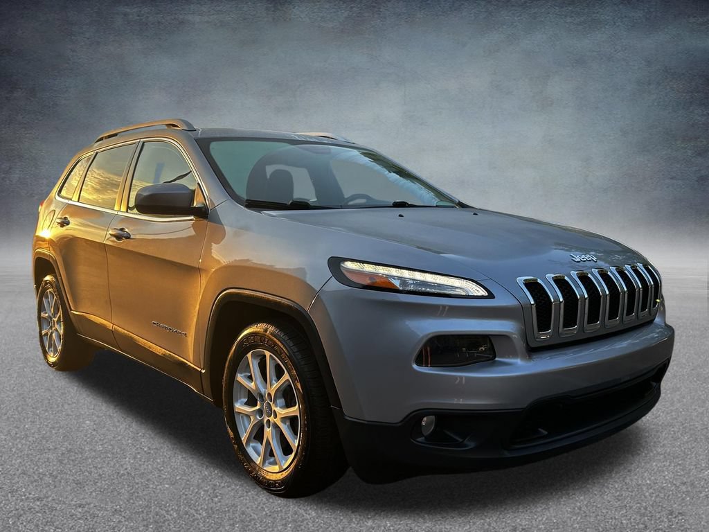 Used 2017 Jeep Cherokee Latitude FWD image 3