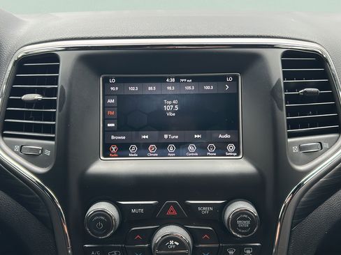 Used 2021 Jeep Grand Cherokee Laredo RWD image 16