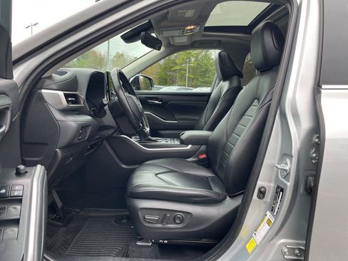 Used 2021 Toyota Highlander XLE AWD/4WD image 29