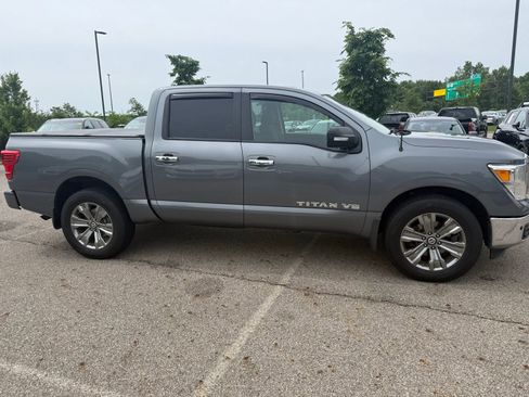 Used 2019 Nissan Titan SV w/ SV Convenience Package AWD/4WD image 4