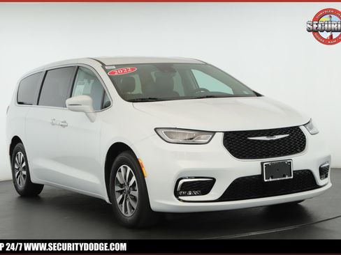 Used 2022 Chrysler Pacifica Touring-L image 1